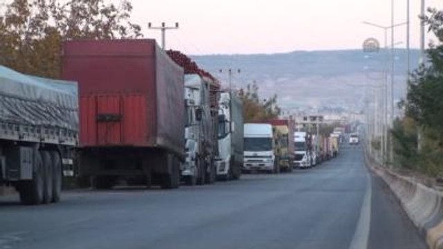 Suriye'ye Çeşitli Malzeme Taşıyan Tırlar, Öncüpınar Sınır Kapısı'nda Kuyruk Oluşturdu
