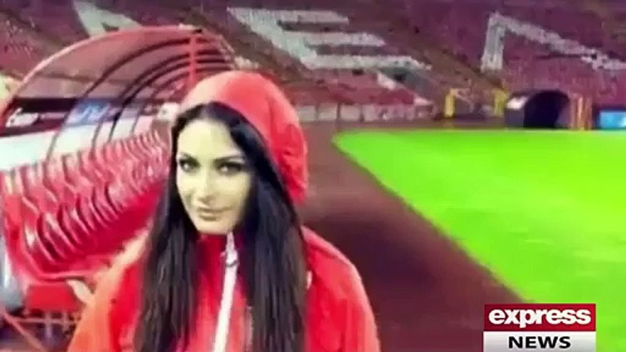 Khubsurat hone par anchor ko football ground se bahir kar dia