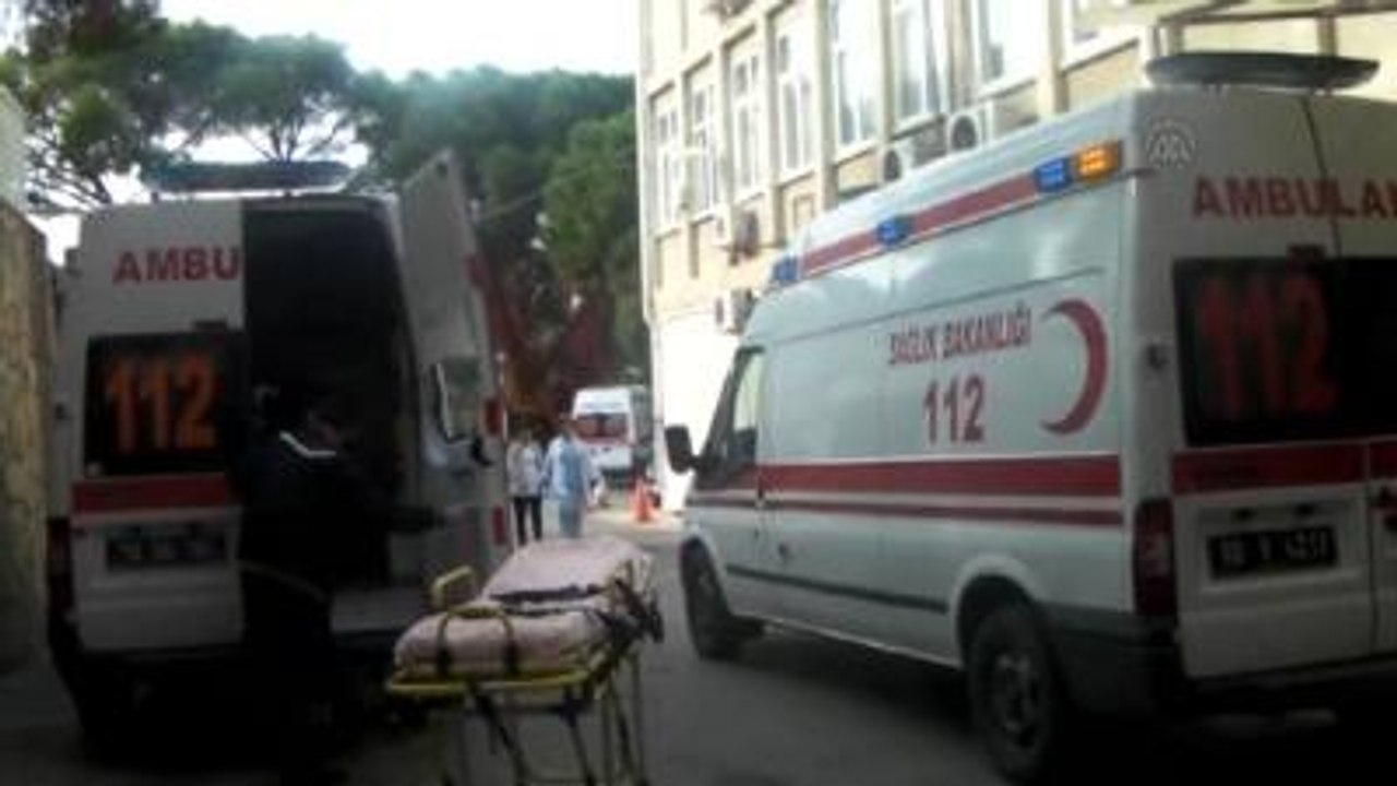 Otomobille Hafif Ticari Araç Çarpıştı: 1 Ölü, 3 Yaralı