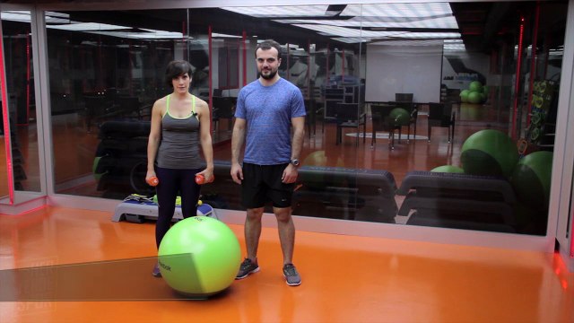 Ön Kol Kaslarını Çalıştırmak için Swissball Seated Alt. Biceps Curl - Her Yerde Spor