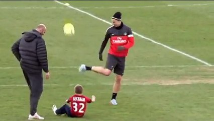 Zlatan Ibrahimovic joue avec les fils Beckham