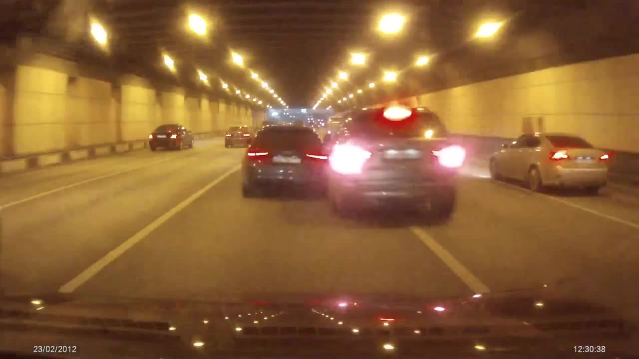 Street Race Crash dans un tunnel