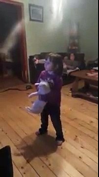 ¡Este gato nunca imaginó semejante paso de baile!