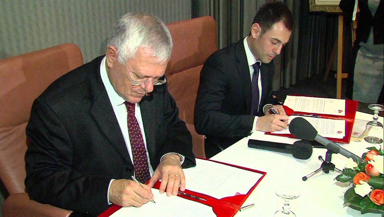 Signature à Casablanca d'une convention pour la remise en service d'une ligne aérienne reliant Tanger à Gibraltar