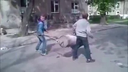 Çöp kutusunu bir bomba olarak kullanan komik polonyalılar