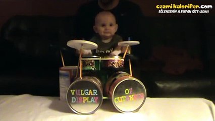 Babasının Desteğiyle Baterisini Çalan Bebek