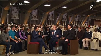 "On se serre les couilles" le drôle de lapsus d'un prêtre sur France 2