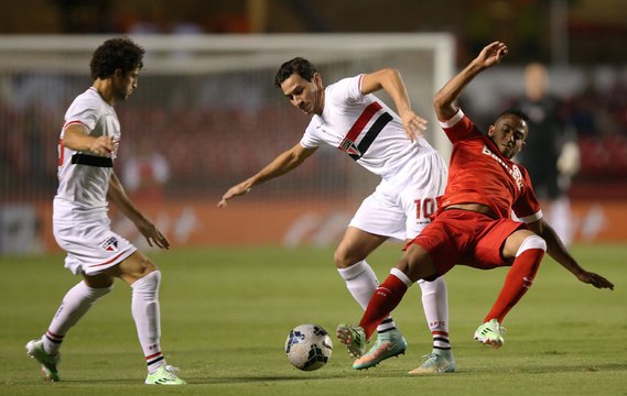 Com arbitragem polêmica, São Paulo só empata com Inter