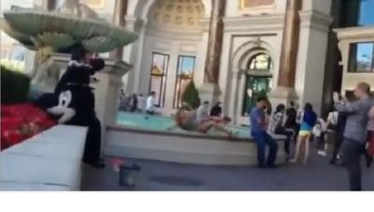 Poz Vermeye Çalışan Kız Havuza Düştü