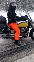 Télécharger la video: Un Canadien fou fait de la moto sur une route couverte de neige et de glace!