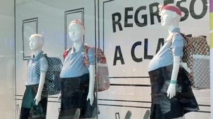 Vitrinde Karnı Burnundaki Mankenler Dikkat Çekti