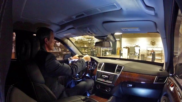 AK-47 VS Mercedes-Benz blindée!