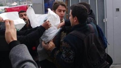 ABD Askerine Çuval Geçiren 12 Eylemci Serbest