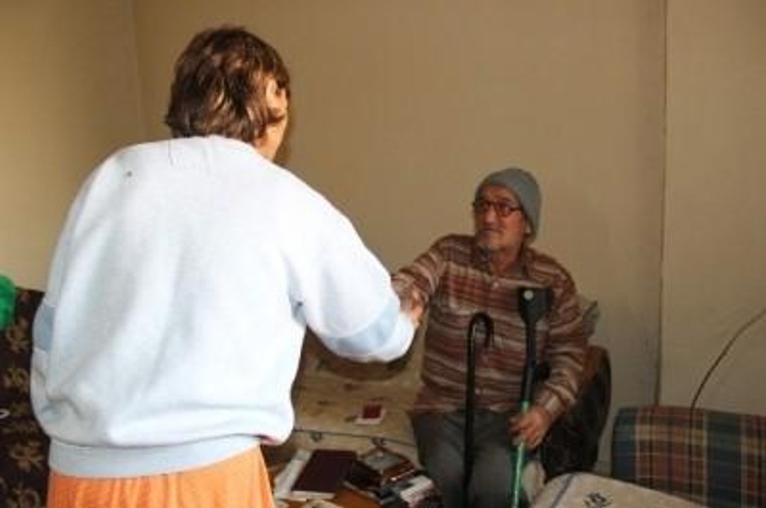 70'lik Dede ile AIDS'li Bakıcısı Baba-Kız Gibi Oldu