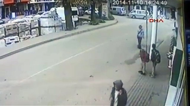 Un poteau électrique sauve la vie de 3 personnes en Turquie