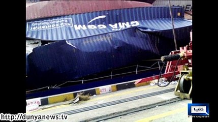 Dunya News - Over 30 containers fall like dominoes after carrier tilts at Shanghai port