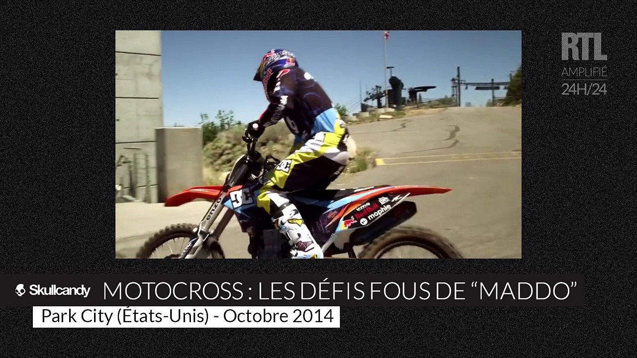 Motocross : Robbie Maddison décolle du haut d'un tremplin de saut à ski