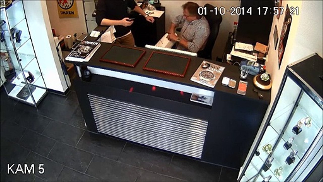 Guy attacks robbers at gunpoint