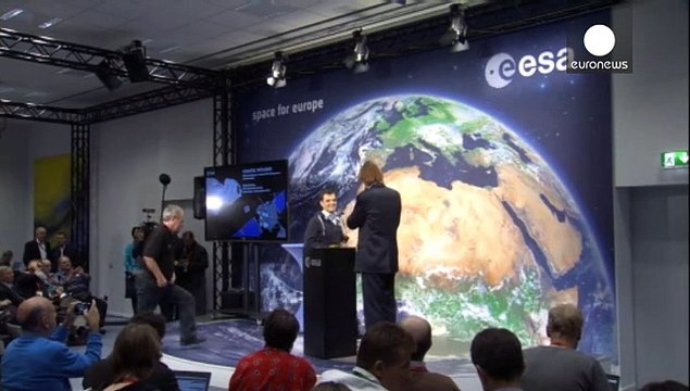 De nouvelles images, dans l'espace, de la sonde, philae, qui continue son travail d'exploration de la comete Tchouri, mais l'engin est mal positionné.