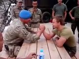 Türk ve Hollandalı Askerin Eğlenceli Bilek Güreşi