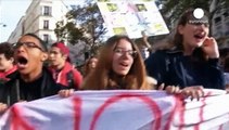 درگیریهای خشونتبار میان دانش آموزان پاریسی و پلیس فرانسه در تظاهرات اعتراضی
