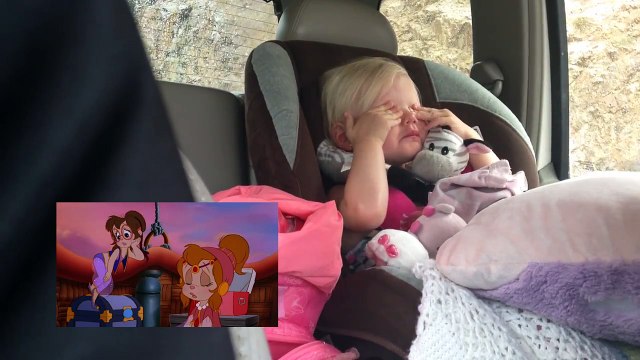 Une fille pleure en voiture devant un dessin animé triste