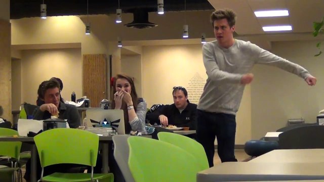 L'instant gênant : regarde ce que je sais faire !