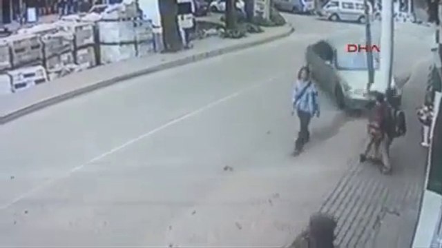 Un piéton sauvé par un poteau