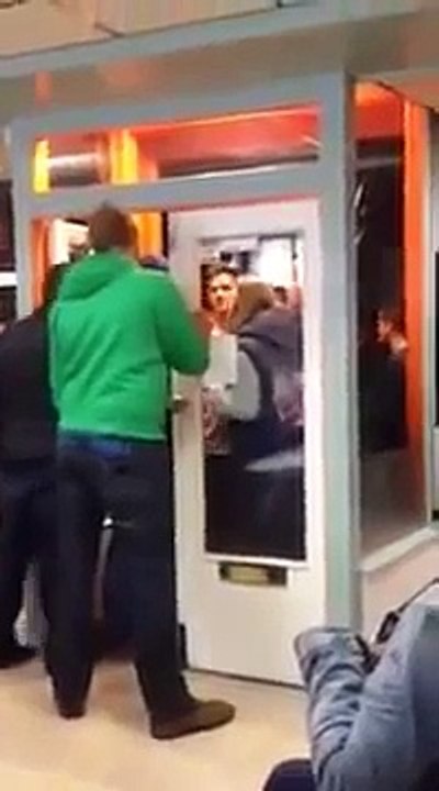 Un videur frappe une fille qui va éclater la vitre !