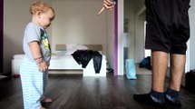 Un père de famille et son fils font une battle de breakdance