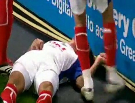 Enorme claque en plein match de football