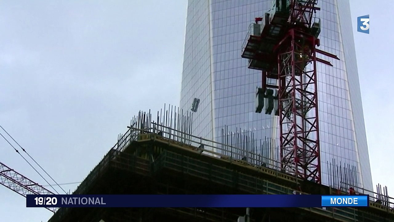 Deux laveurs de vitres suspendus dans le vide au 68e étage du One World Trade Center