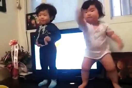 Adorably chubby babies dance to K-pop! [Eng Sub]