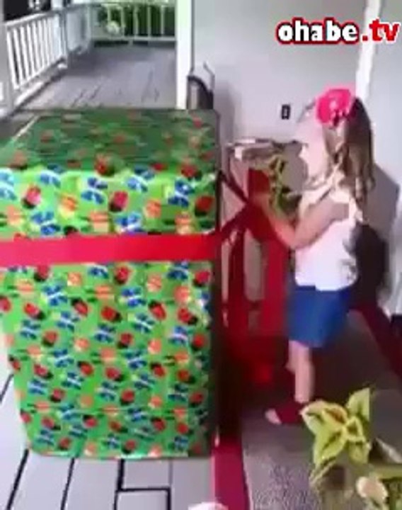 Küçük kız sevinçten havalara uçtu..
