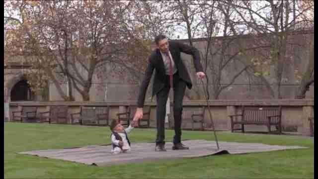 El hombre más alto y el más bajo del mundo se ven por primera vez las caras