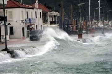 Marmaris'te Etkili Yağış Su Taşkınlarına Yol Açtı