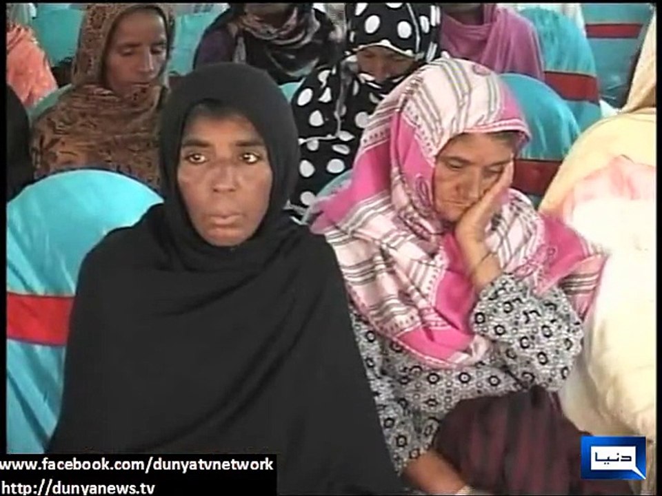 Dunya news-Chiniot flood victims chant 'Go Nawaz Go' as CM Punjab drives away