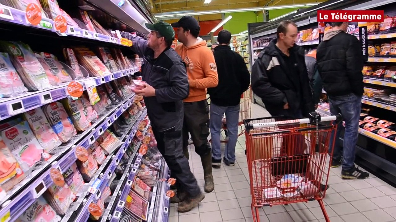 Pleyben (29). Les Jeunes Agriculteurs vident les rayons de la grande surface