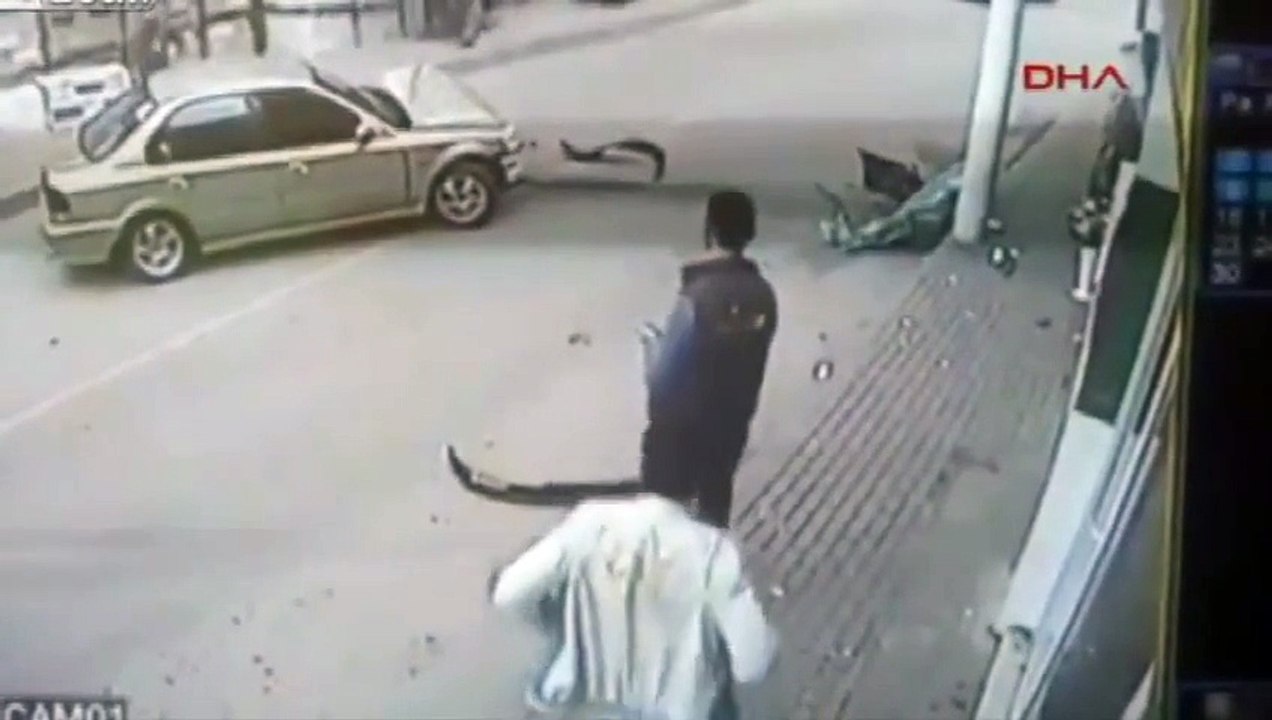 Un poteau électrique sauve une femme d'un terrible accident de voiture