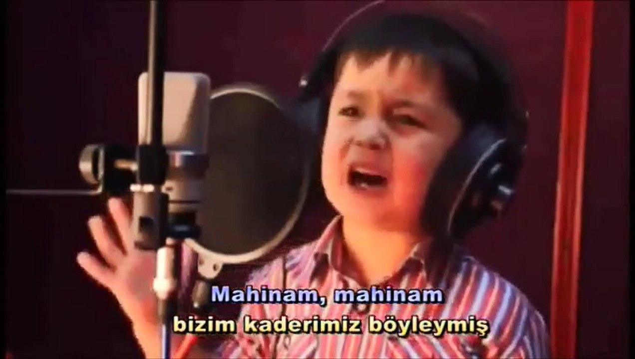4 yaşındaki Afgan çocuğun büyüleyen sesi