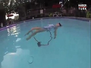 2 yaşındaki Elizabeth görenleri kendine hayran bırakacak bir yüzme yeteneğine sahip