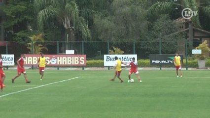 Olé! Osvaldo dá rolinho em Kaká durante treino