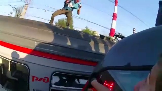 Train Surfing: ils passent du toit d'un train en marche à un autre