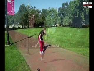 Genç kadın ileri seviyedeki ip atlayış teknikleriyle görenleri şaşkına çevirdi.