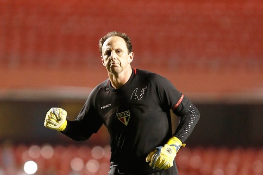 Muricy elogia boa fase de Rogério e questiona se o atleta vai se aposentar