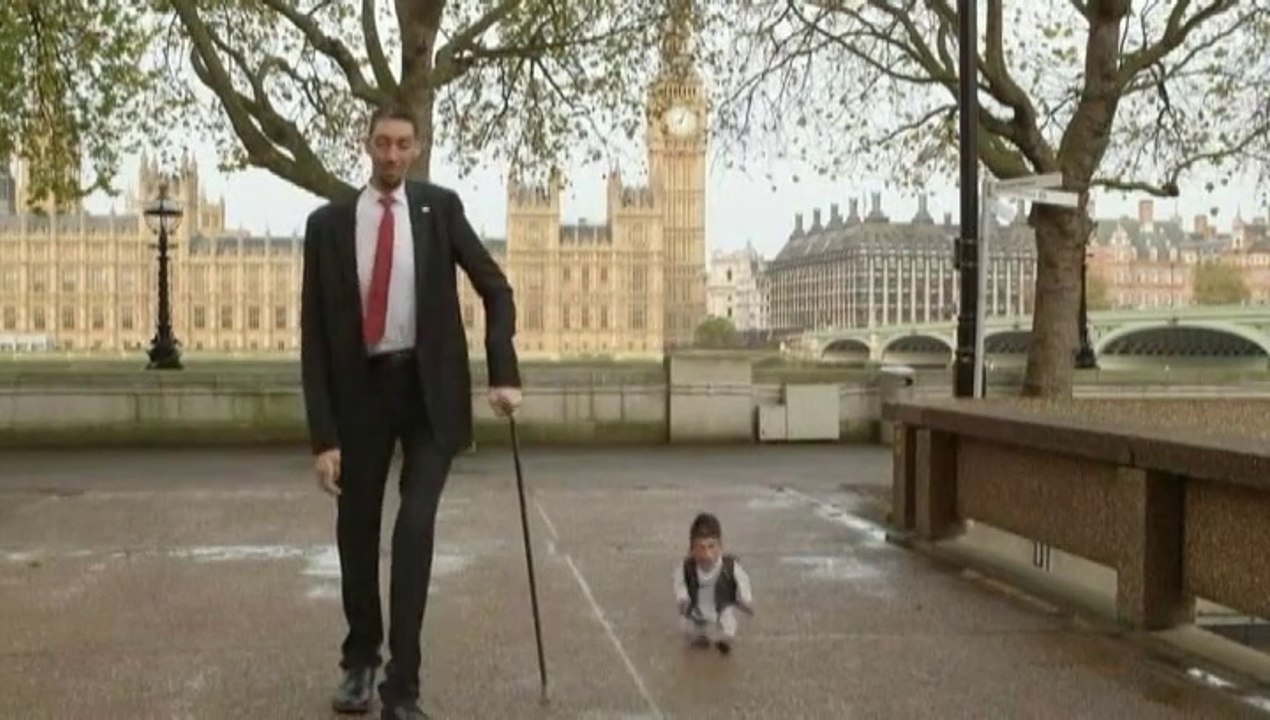 Quand l'homme le plus grand du monde rencontre le plus  petit du monde