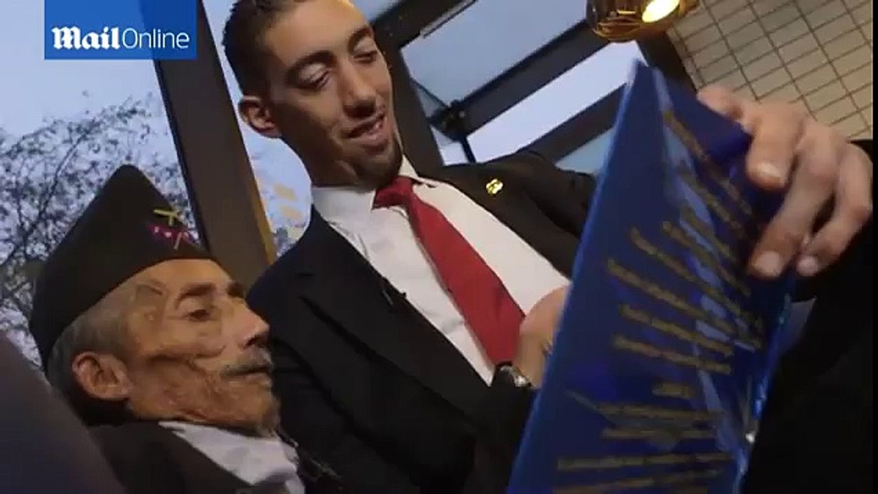 Le plus petit rencontre le plus grand homme du monde