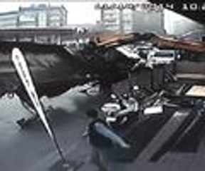 Vinç aracın üzerine devrildi