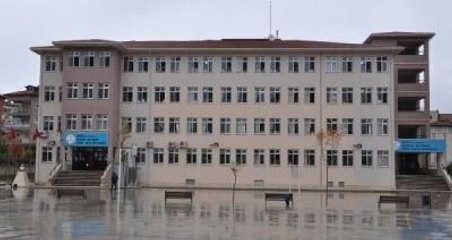 Okulda Namaz Kılarken Başına Alçı Düştü