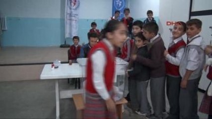 Hakkarili Öğrenciler Sandık Başına Gitti